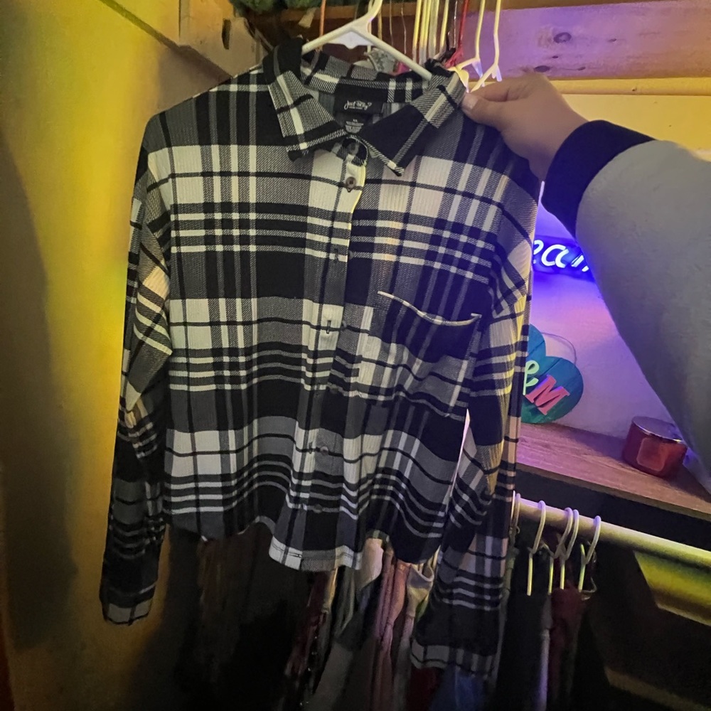 Just Pelly NY - Cropped Black/White Vintage Button Up